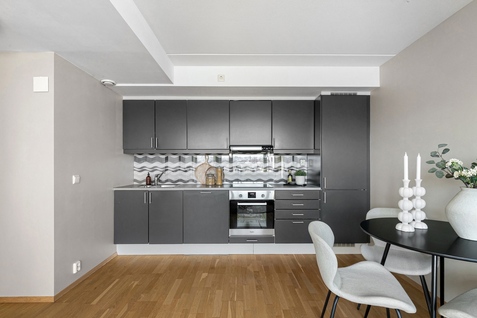 Stilrent kjøkken med god skap- og benkeplass. Galleribilde