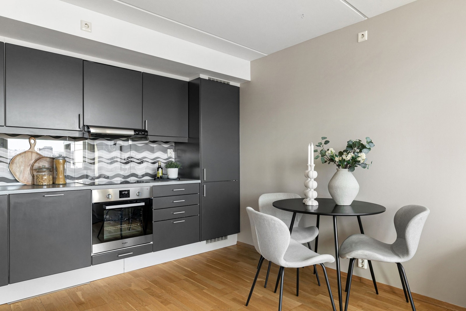 Naturlig sone for spisebord i tilknytning til kjøkkenet. Galleribilde