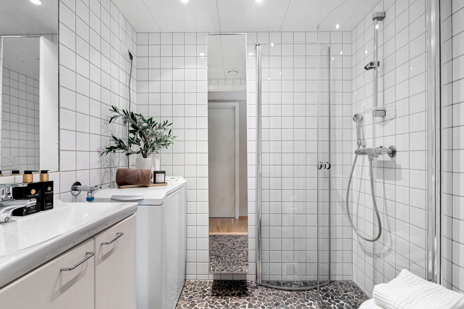 Pent, flislagt bad med gulvvarme. Galleribilde