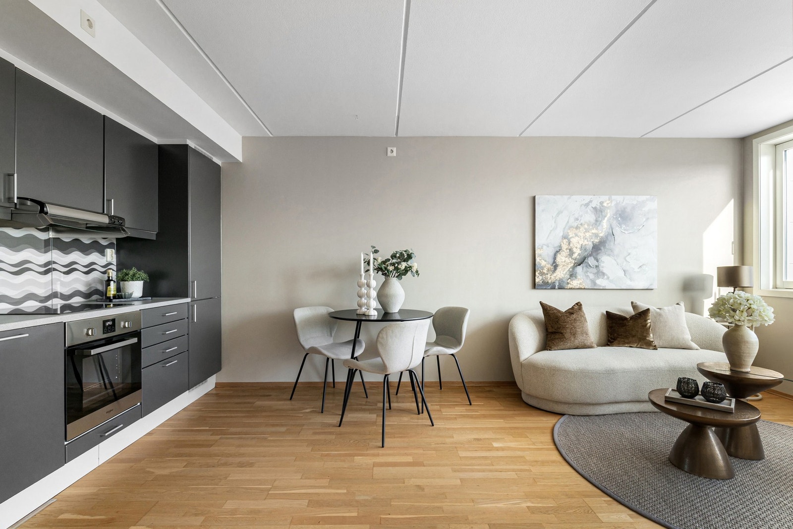 Lys og luftig stue av god størrelse. Galleribilde