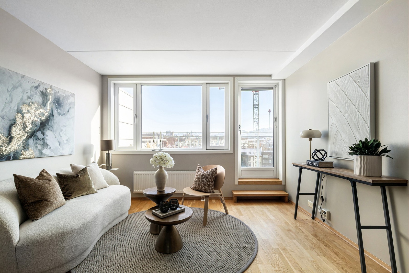 Stuens gode utforming gjør det enkelt å møblere med både spisebord og sofagruppe. Galleribilde