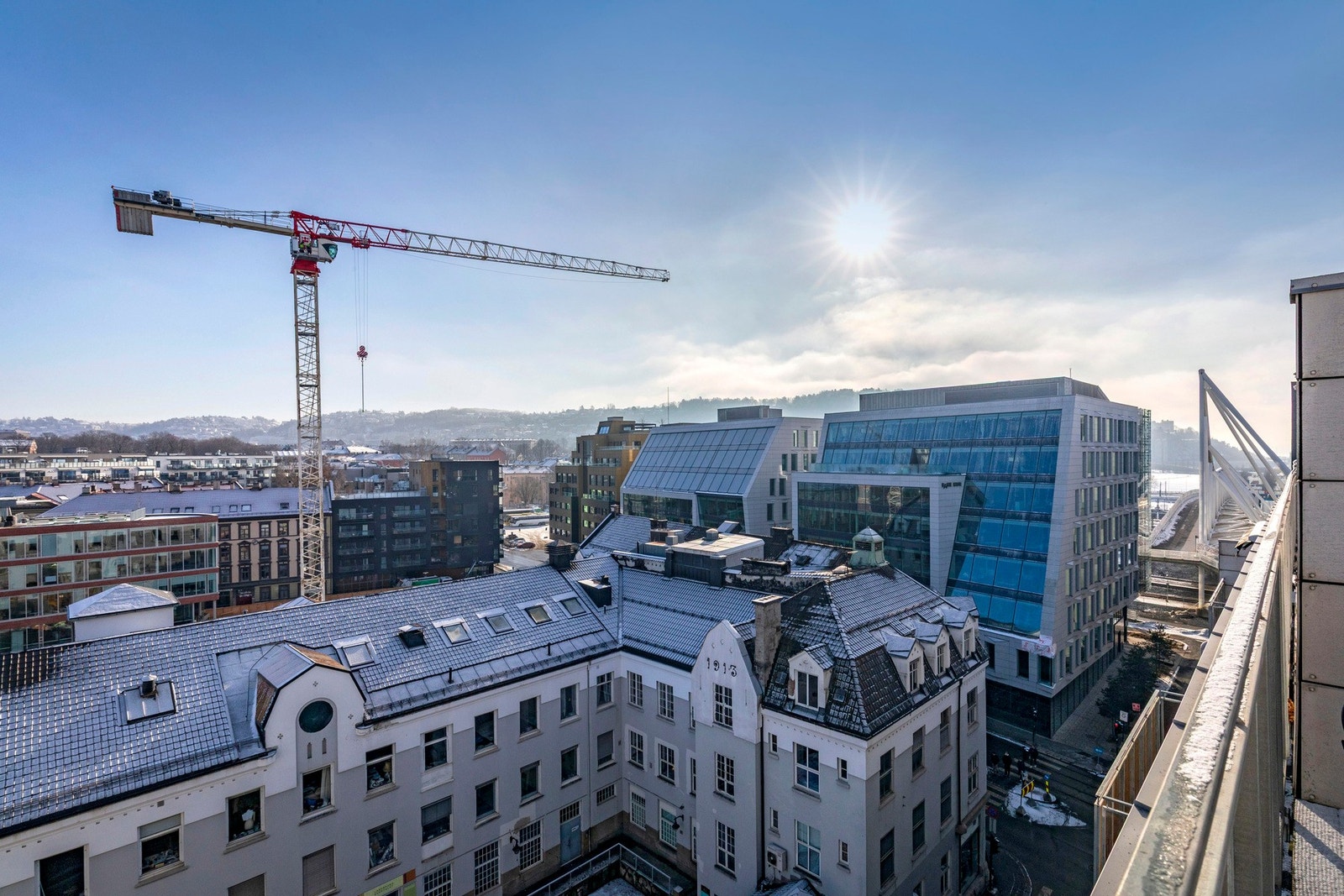 Her bor du midt i byen, med umiddelbar nærhet til et rikt tilbud av butikker, serveringssteder, kultur og servicetilbud, samtidig som grønne rekreasjonsområder og fjorden er innen kort rekkevidde. Galleribilde