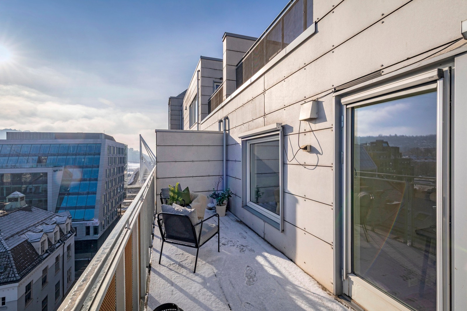 Balkongen ligger fritt til uten overliggende balkonger, som gir full utnyttelse av sola. Galleribilde