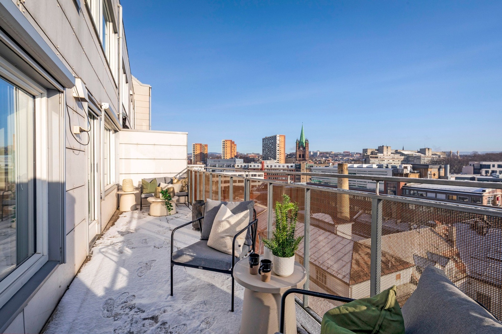 Med balkong på hele 13 kvm har du massevis av rom til å nyte den fantastiske utsikten fra 9. etasje! Galleribilde