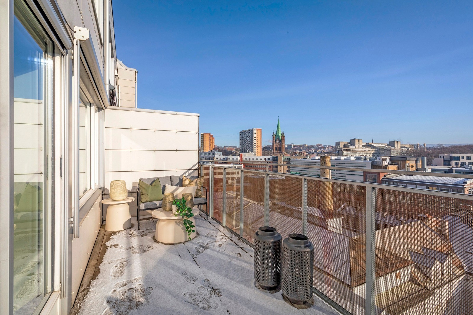 Balkongen blir en naturlig forlengelse av stuen, perfekt for sosiale sammenkomster. Galleribilde