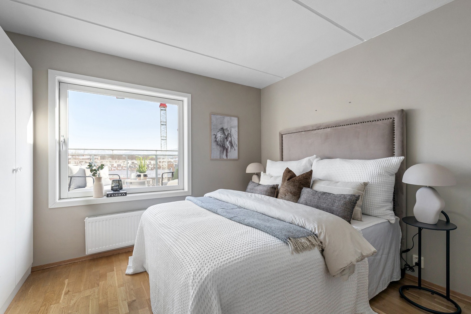 Innbydende og lyst hovedsoverom av god størrelse. Galleribilde