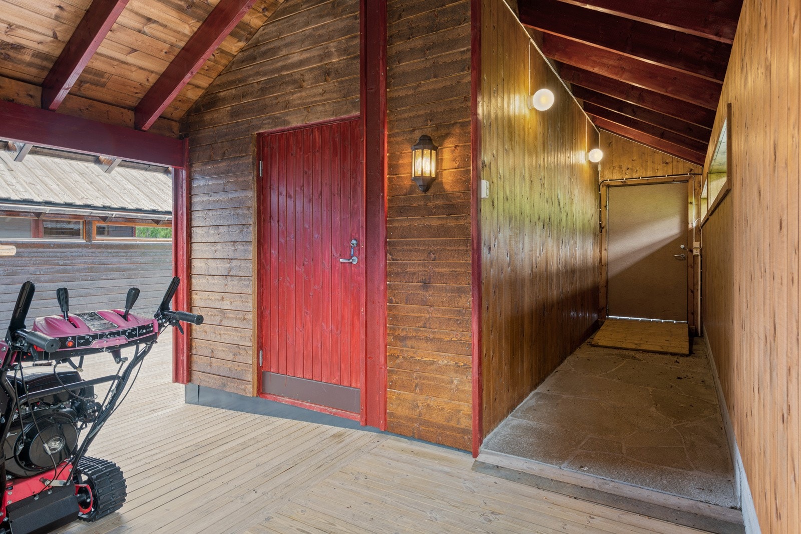 Taket over uthuset lager en svalgang. Denne er lagd rullestolvennelig, den er også helt super på vinterstid med masse bagasje Galleribilde
