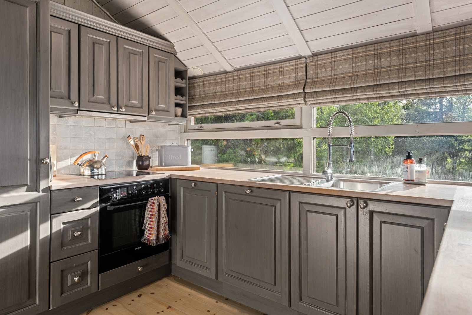 Møbelsnekret kjøkken i god kvalitet Galleribilde