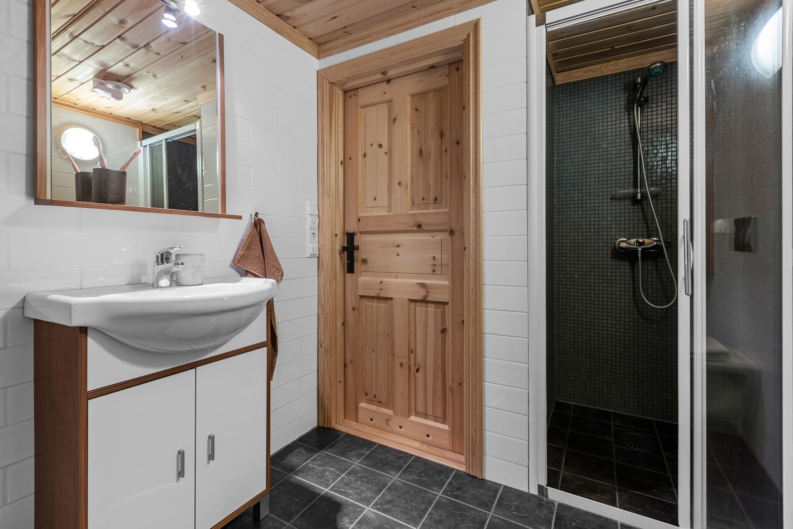 Det er et romslig bad i 2.etasjen- badet har dusjnisje, vegggehengt toalett og innredning Galleribilde