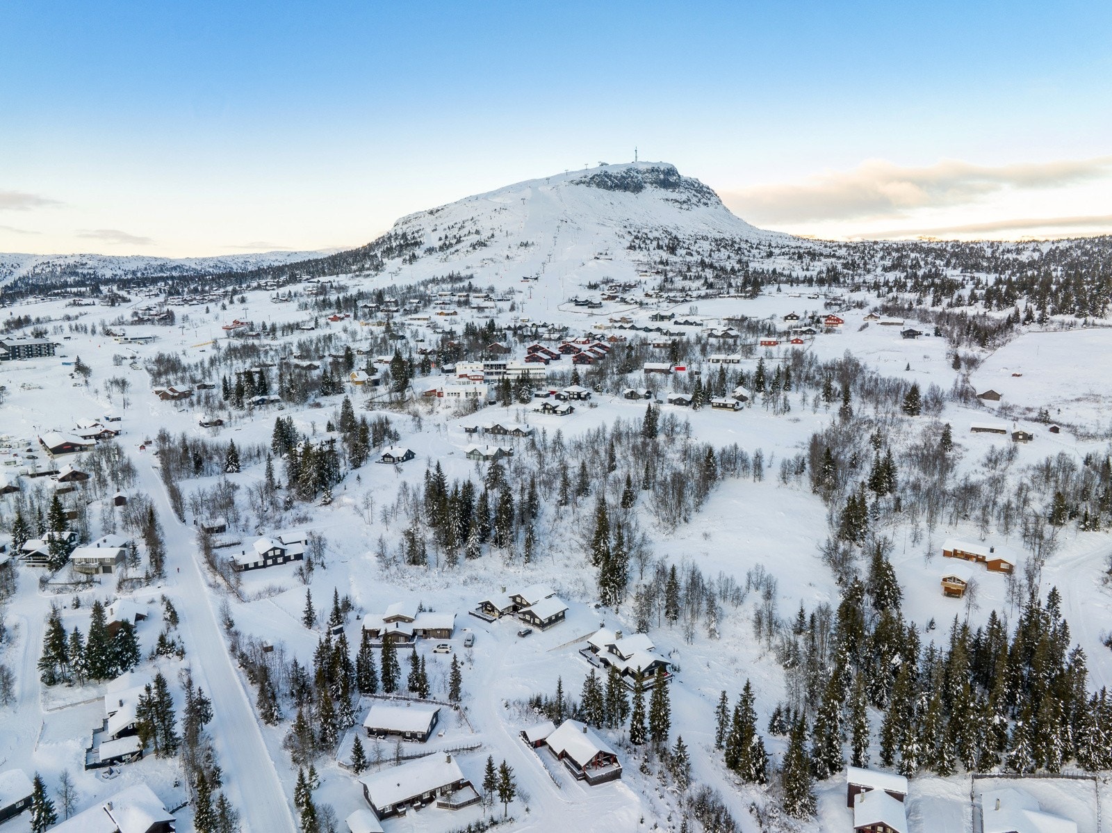 Hytta ligger sentralt til - dronebilde Galleribilde