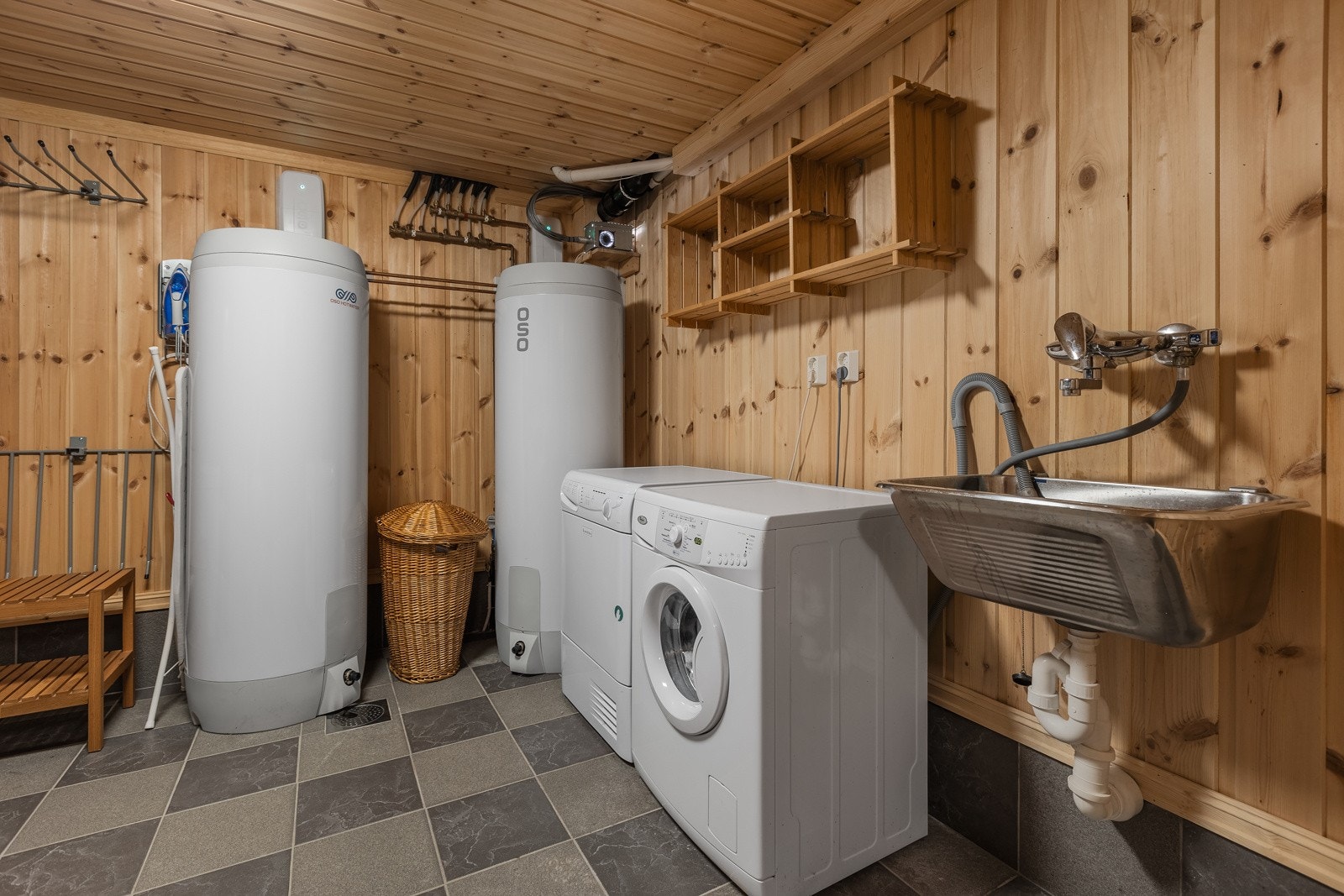 Vaskerom/teknisk rom i underetasjen - her er det varmtvannsberedere, vaskemaskin og utslagsvask Galleribilde