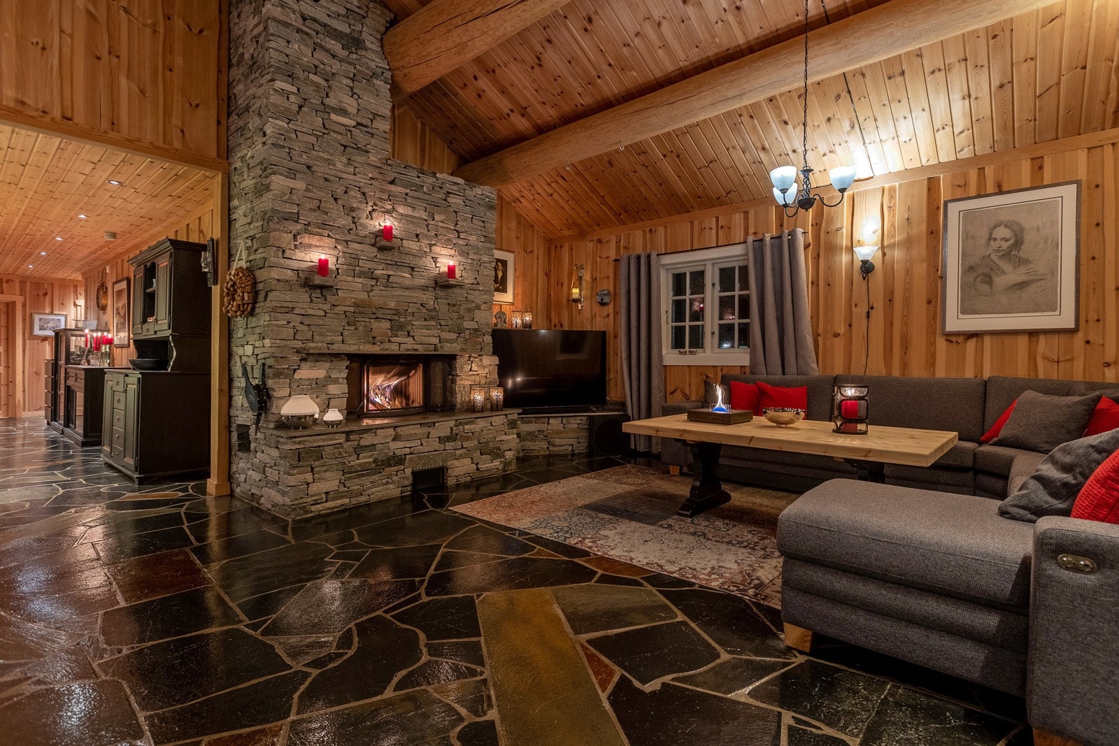 Flott peis i skifer som lager en lun og hyggelig stemning i rommet Galleribilde