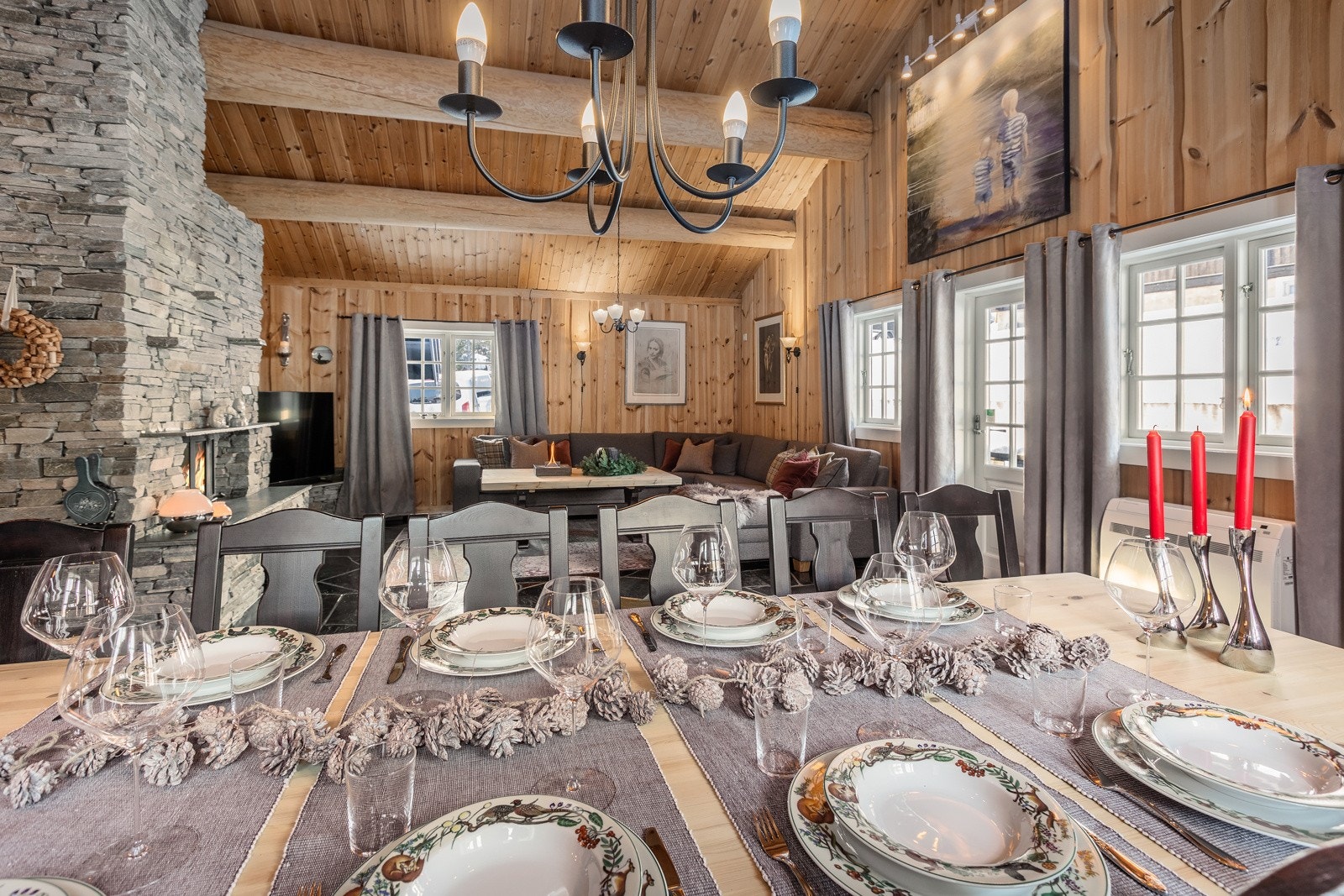 Det er god plass til spisesute i tilknytning til kjøkken og stue Galleribilde