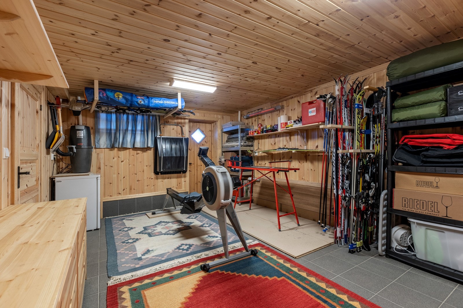 Praktisk og fin skibod/lagringsbod med egen inngangsdøre fra ute Galleribilde