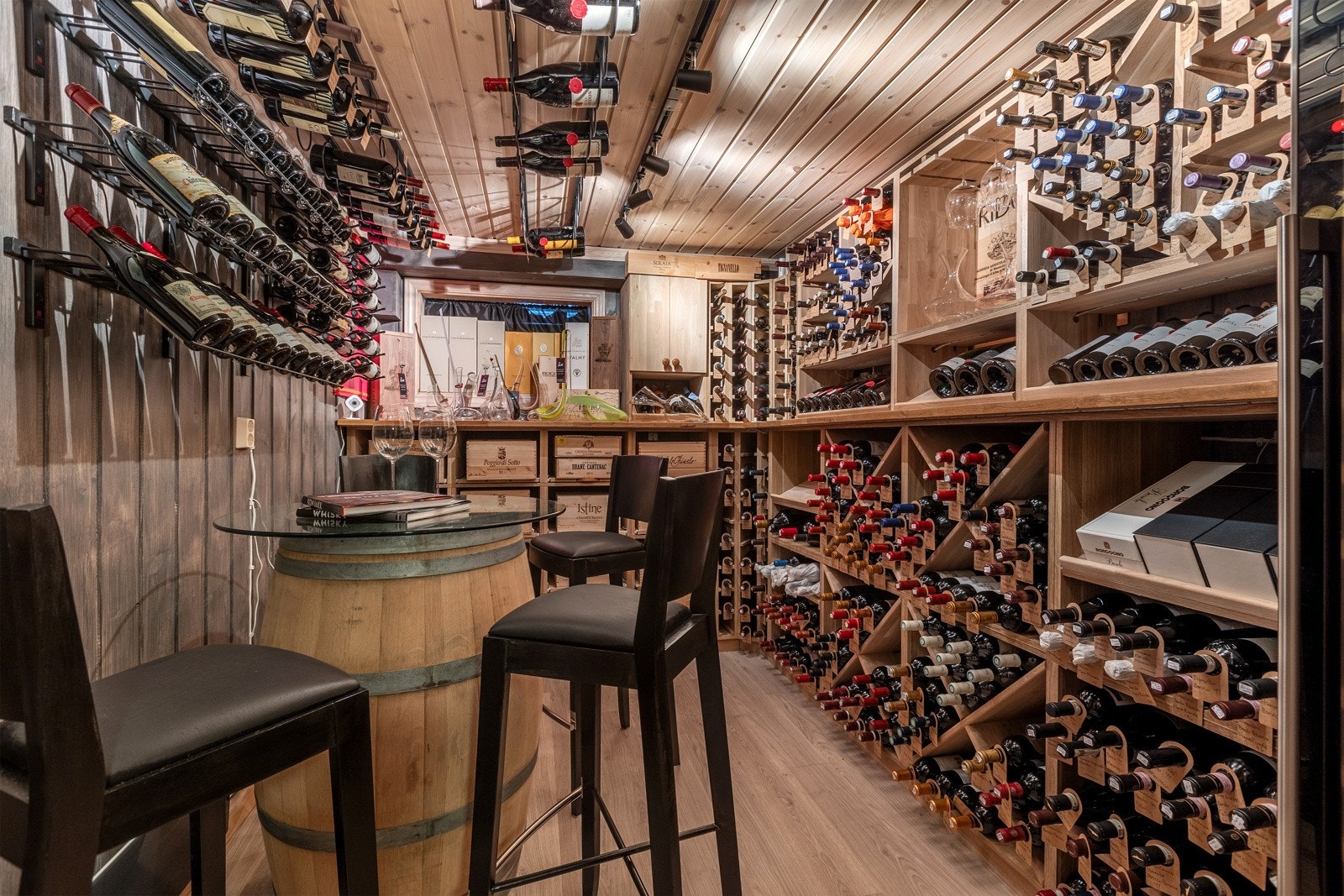 Fantastisk vinrom i kjeller - her kan det nytes og drøftes god vin Galleribilde