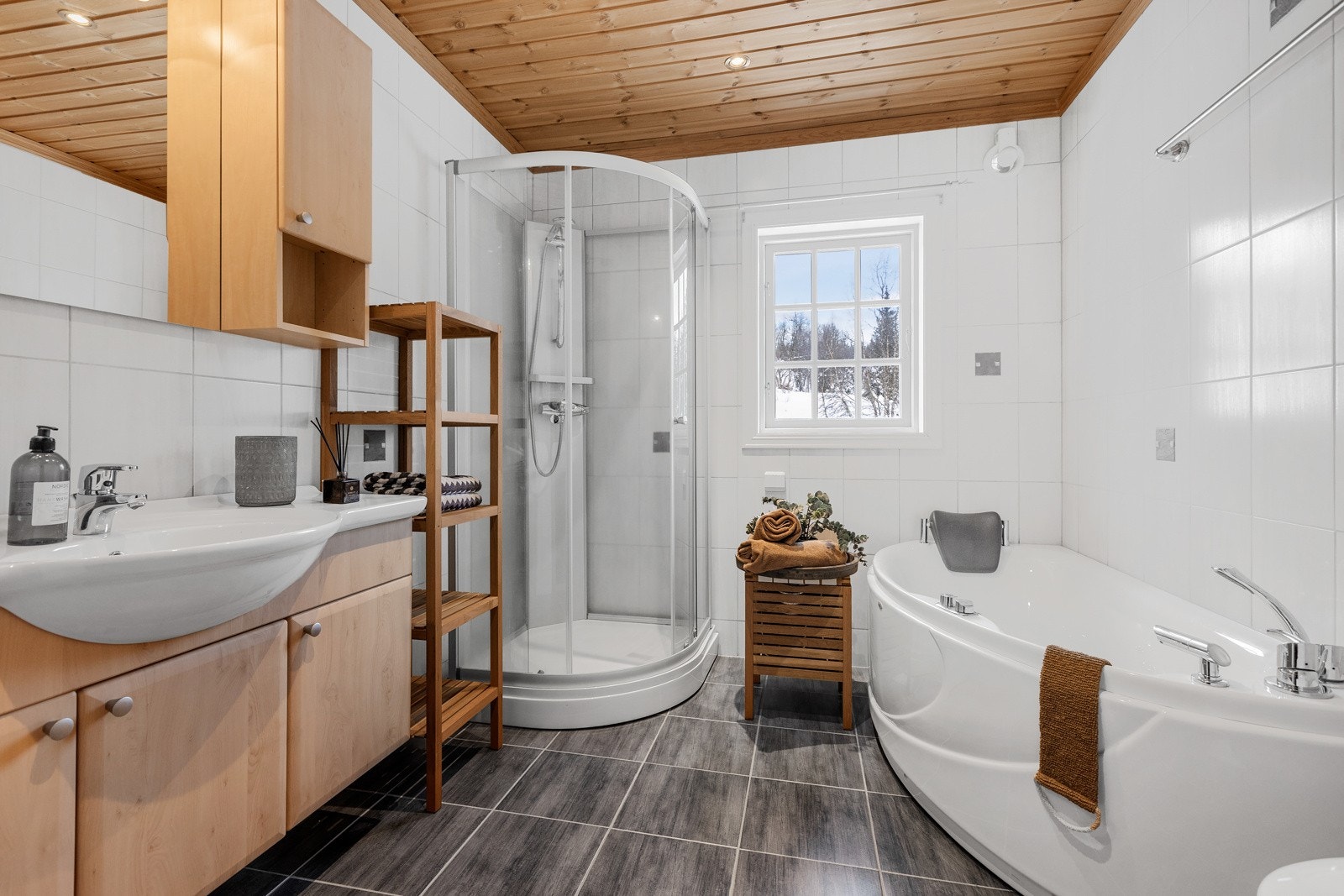 Romslig bad med flislagt gulv og vegger Galleribilde