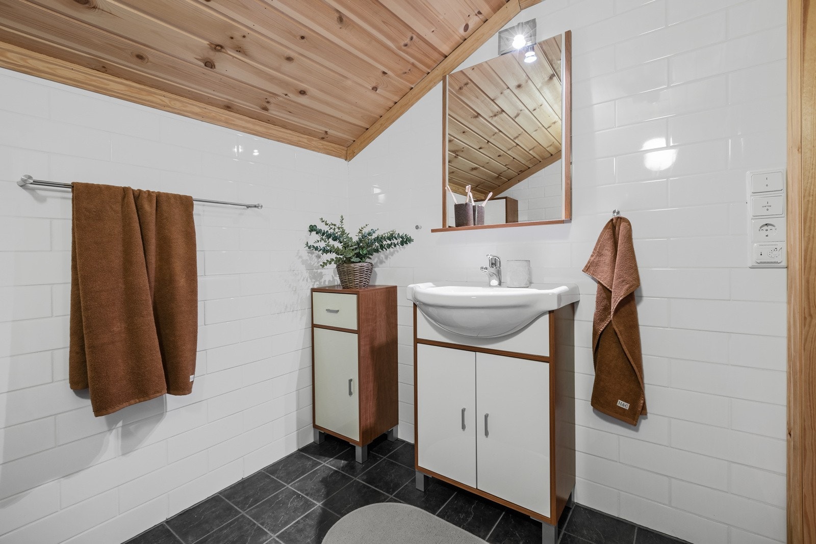 Badet har flislagt gulv og vegger- panel i himling Galleribilde