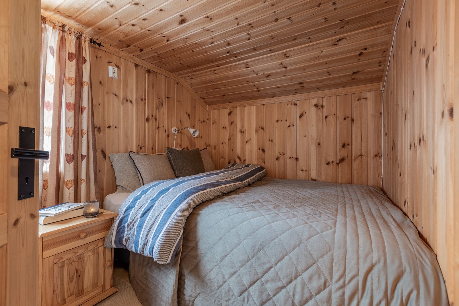 Det er totalt 3 soverom i 2.etasje Galleribilde