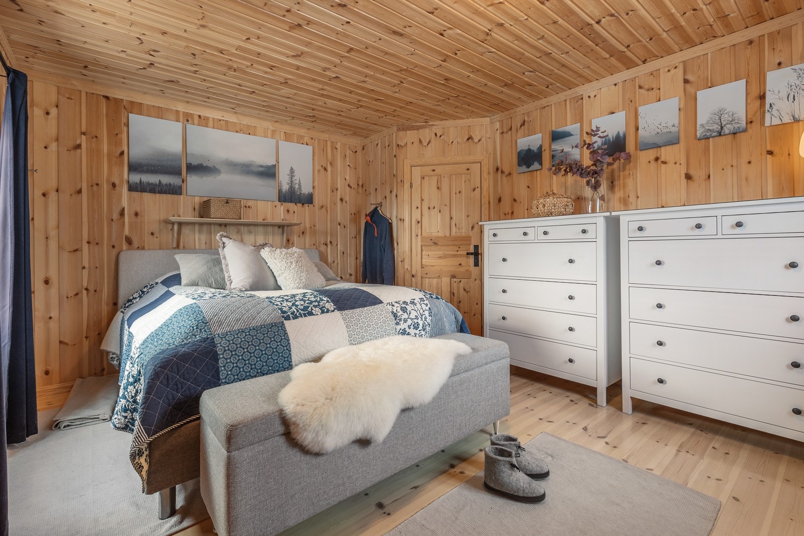 Det er totalt 3 soverom i 1.etasjen Galleribilde