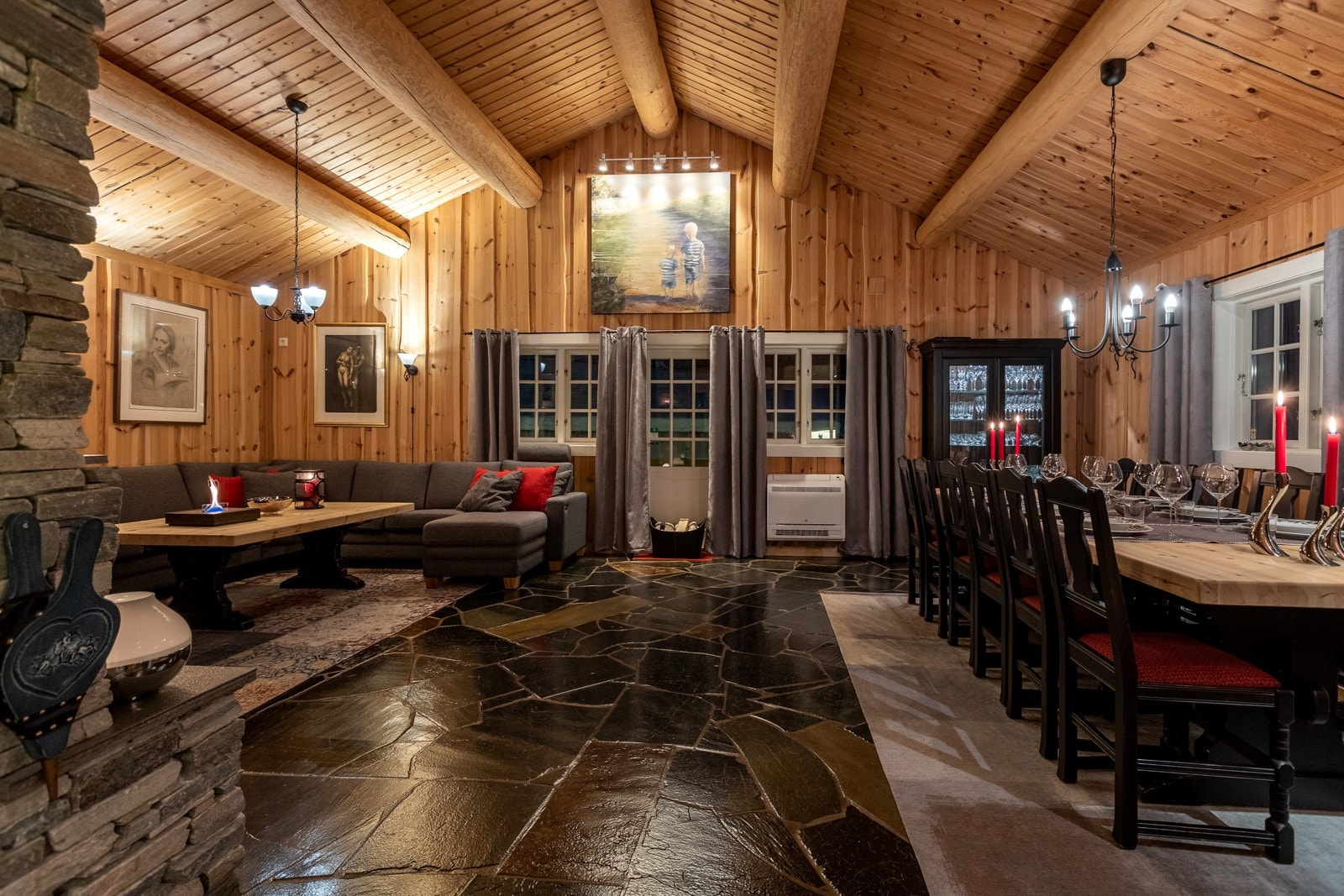 Lun og hyggelig stue med god takhøyde- her er det god plass til familie og gjester Galleribilde