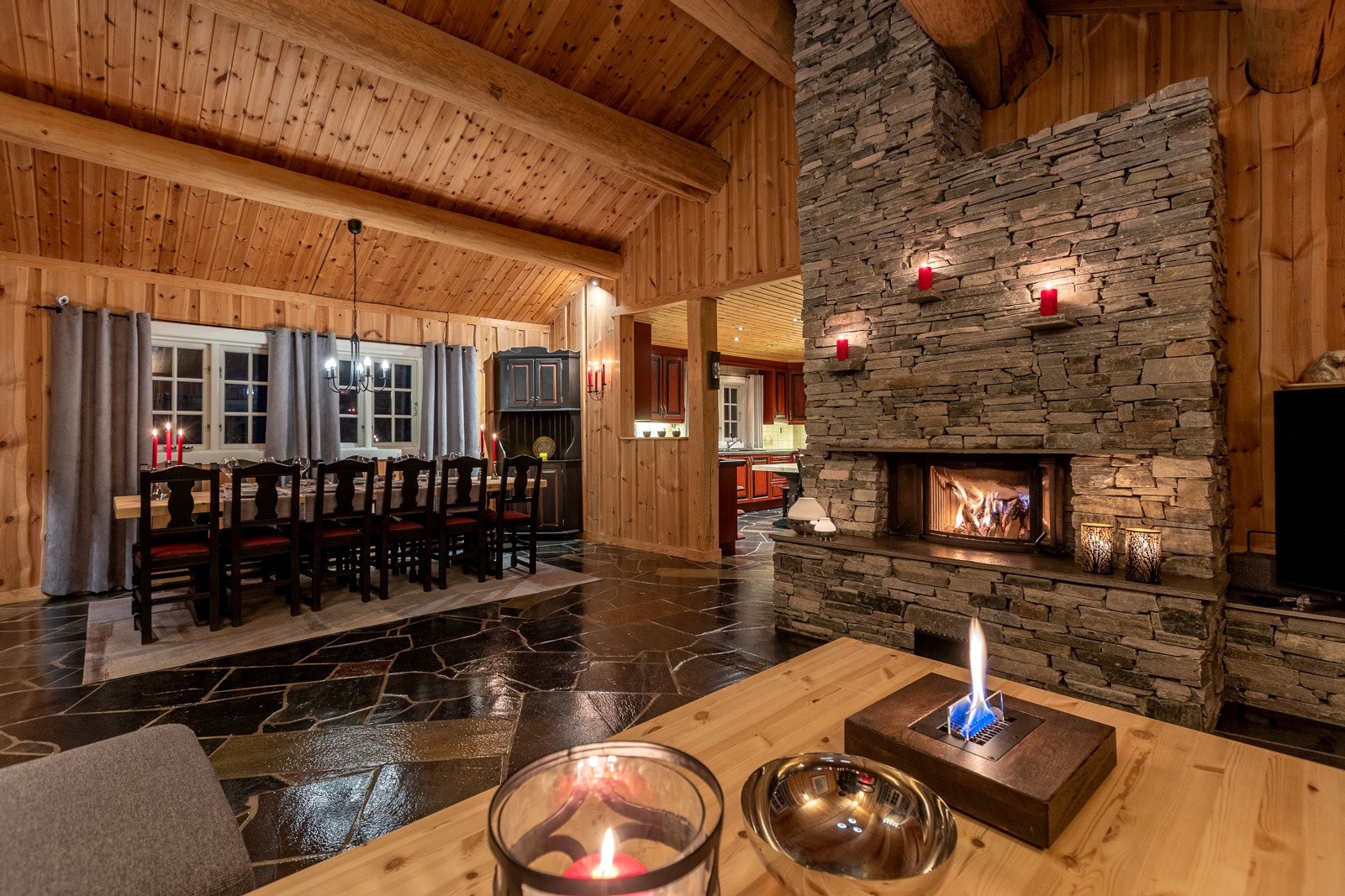 God takhøyde og fint skifergulv- fine rundåser i taket med detaljer Galleribilde