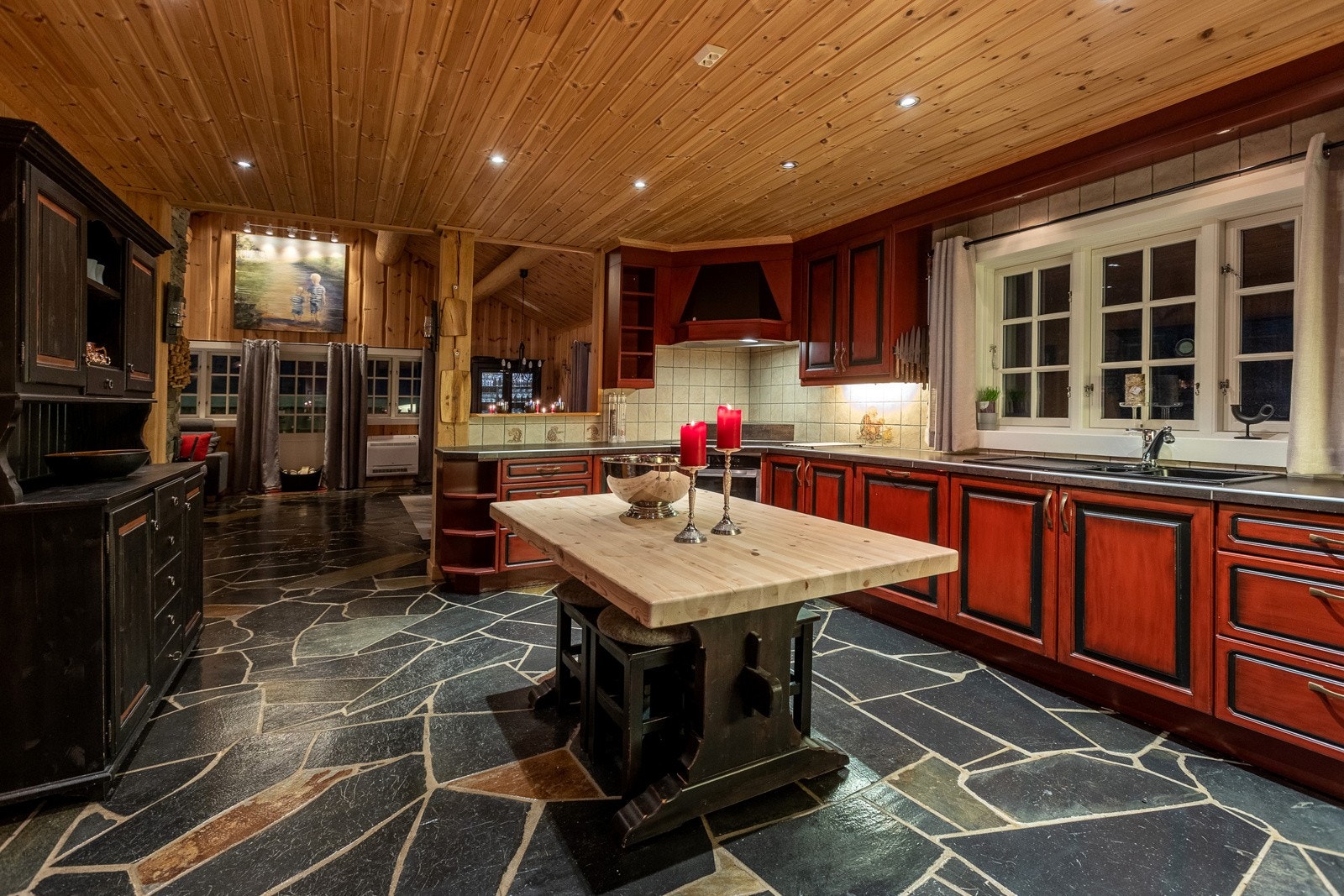 Flislagt benkeplate - kjøkkenet har integrert komfyr, steketopp, oppvaskmaskin og kjøl/fryseskap. Kjøkkenvifte med avtrekk ut Galleribilde