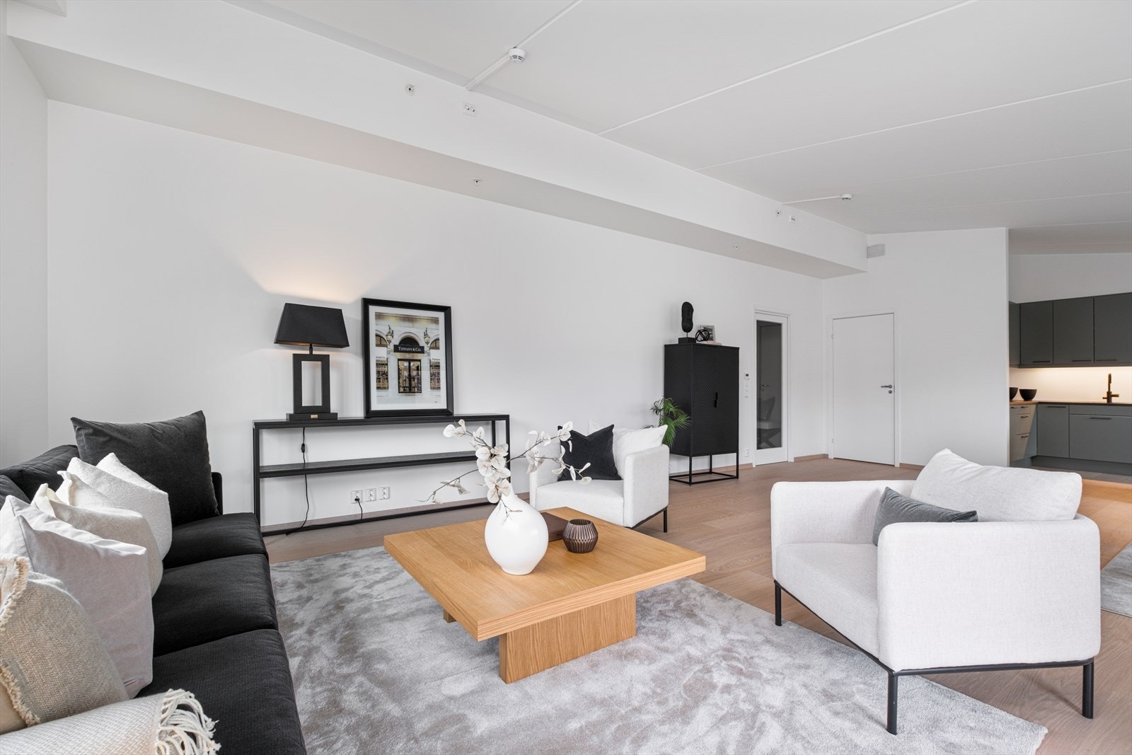 Leiligheten har gjennomgående 1-stav eikeparkett med eikelister, samt ett flislagt og påkostet bad Galleribilde