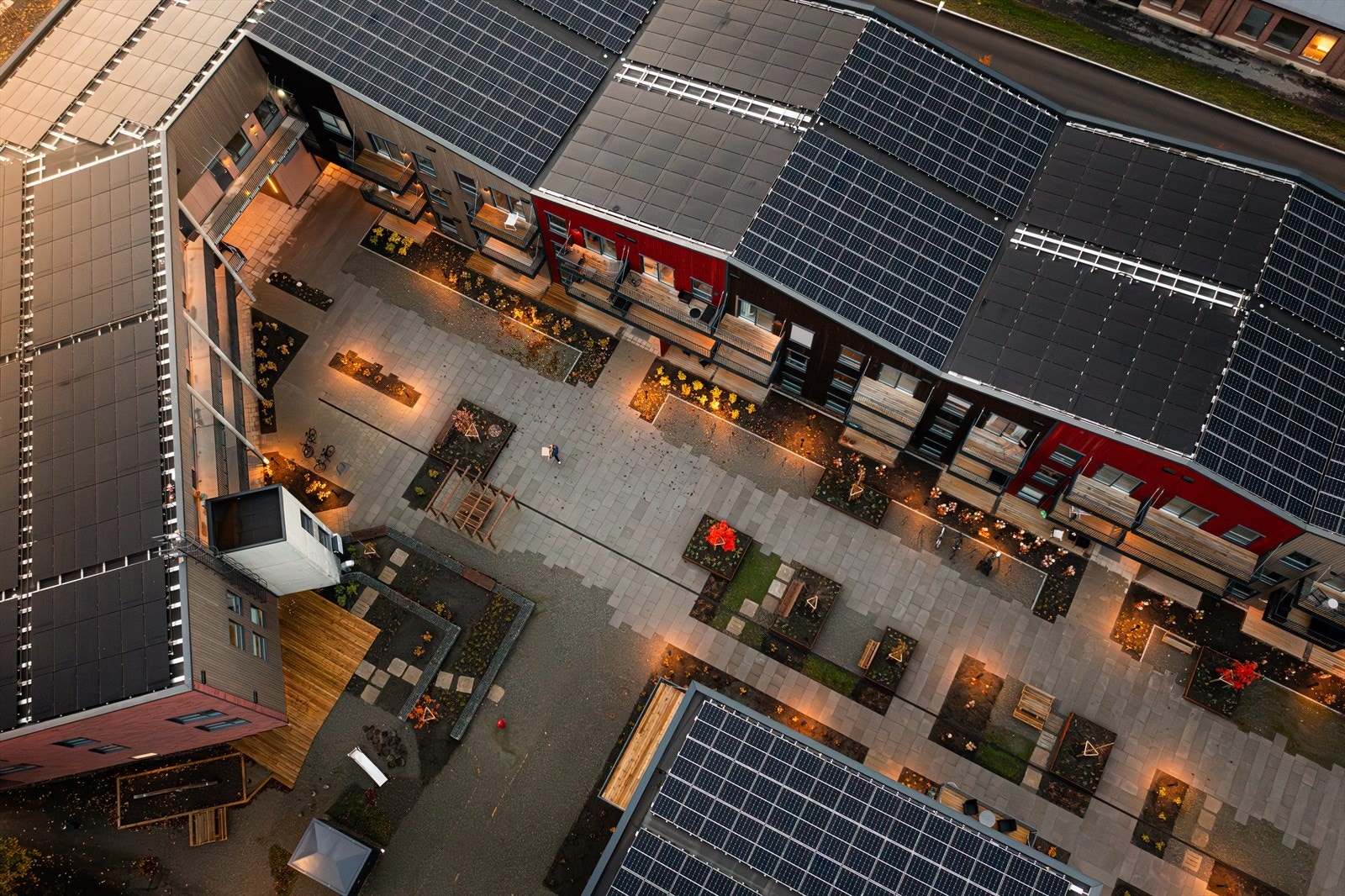 Det er solcellepaneler i takene med energileveranse fra NTE Marked AS på alle boligblokkene i sameiet Gartnersletta Galleribilde