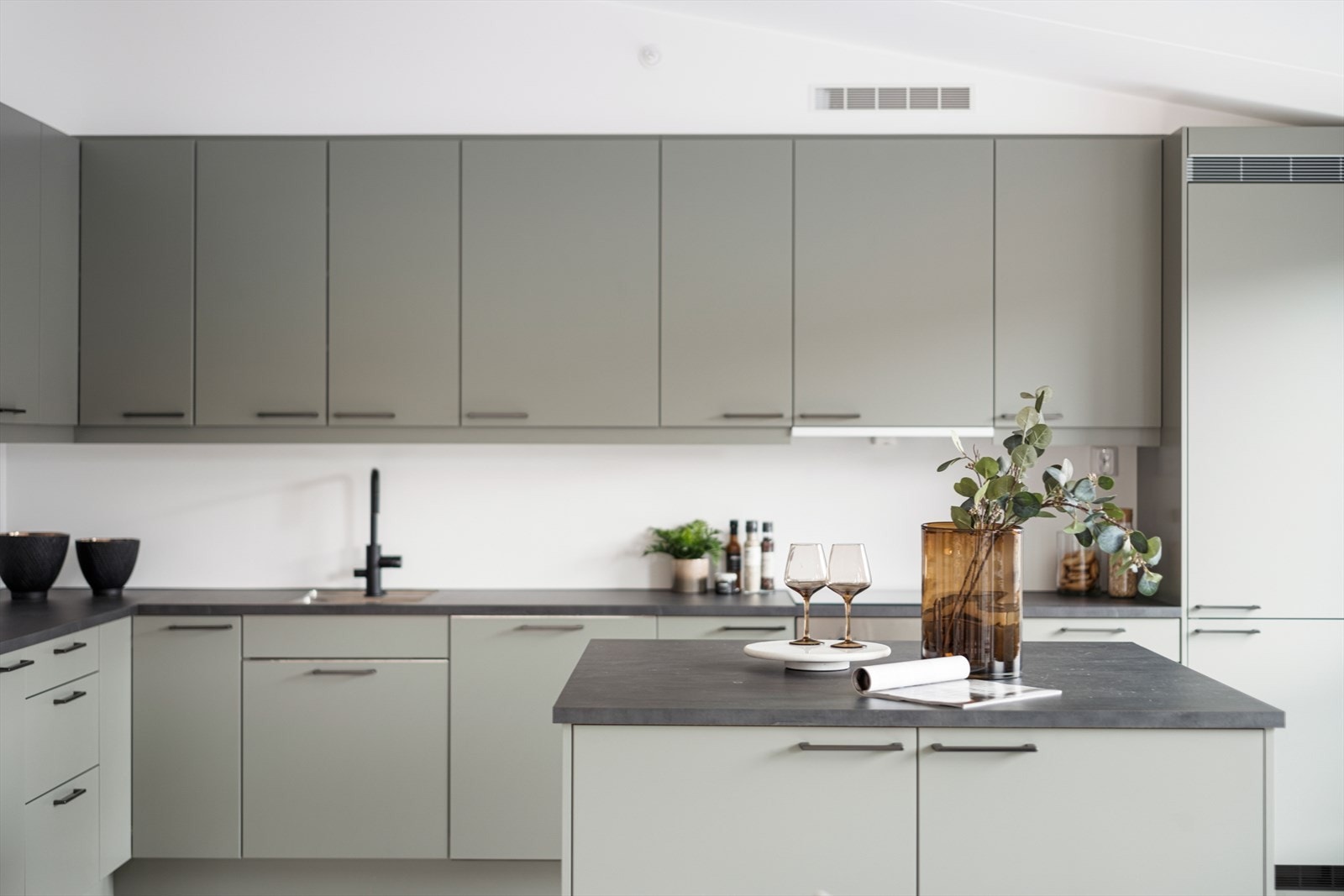 Leiligheten har en åpen og romslig løsning mellom stue- og kjøkken på totalt 53,6m² Galleribilde