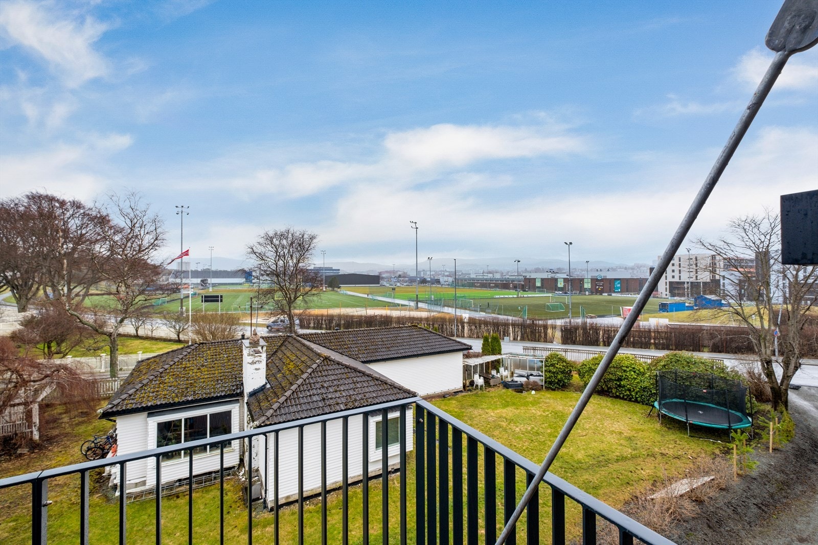 Fra soverommet har du direkte utgang til egen balkong på 6,4m² Galleribilde