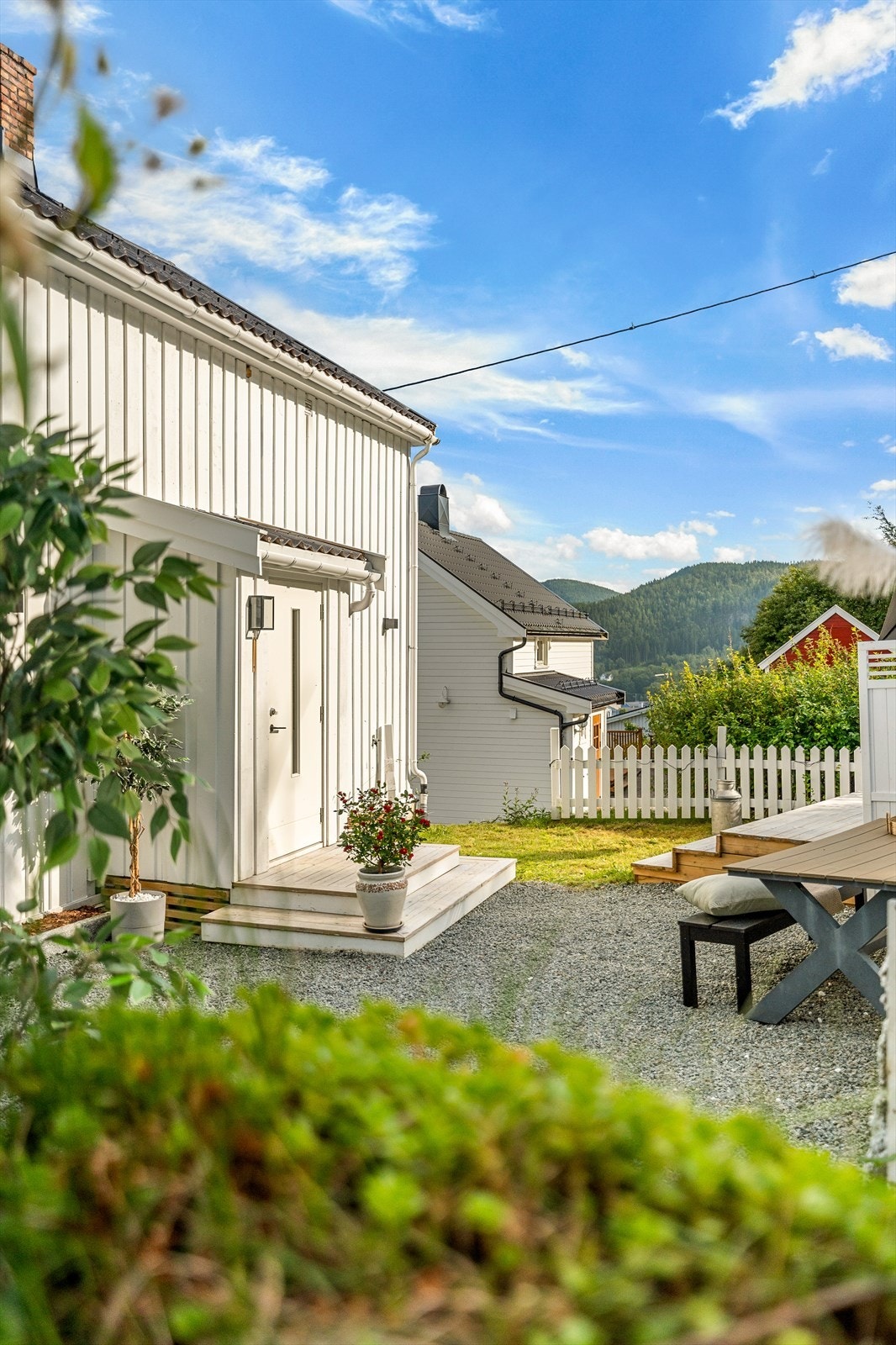 Innbydende fasade på husets bakside, et perfekt sted for ro og avslapning. Galleribilde