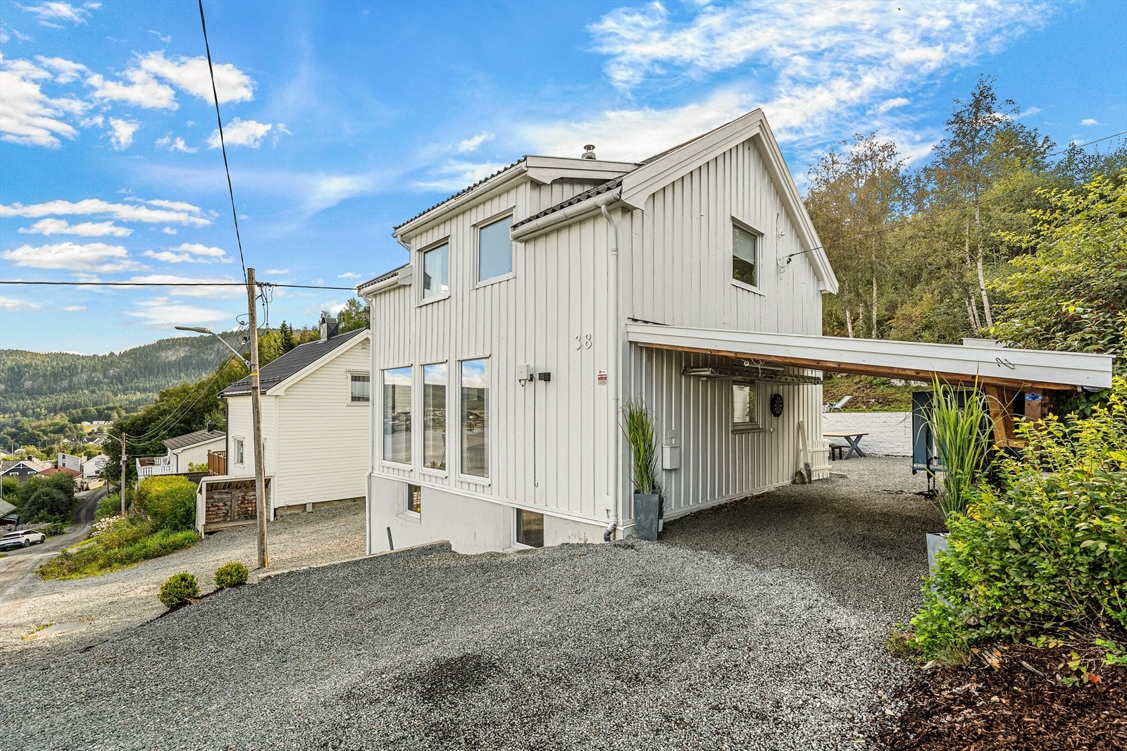 Her får du parkering under carport og på eiendommens tomt. Galleribilde