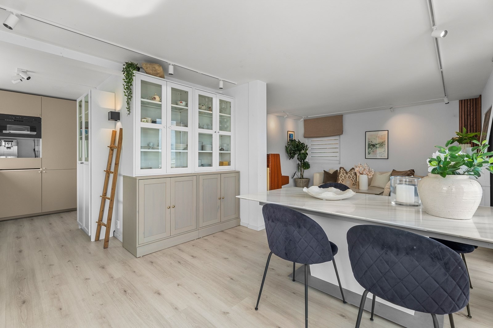 I sonen mellom stuen og kjøkkenet er det perfekt med spisegruppe. Galleribilde