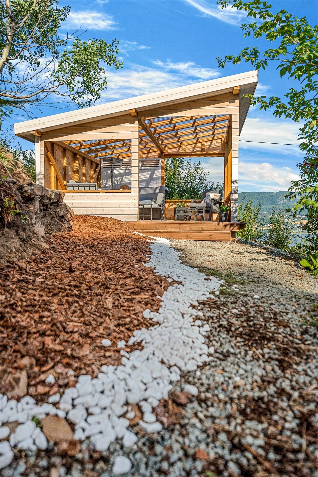 Ute har man også en fin uteplass for koselige sammenkomster. Galleribilde