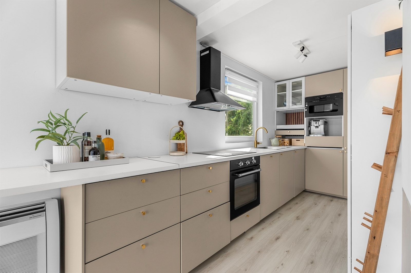 Her får du et lekkert og moderne kjøkken oppgradert i forbindelse med helrenovering av Boligen i 2023. Kjøkkenet er vurdert til TG0. Galleribilde