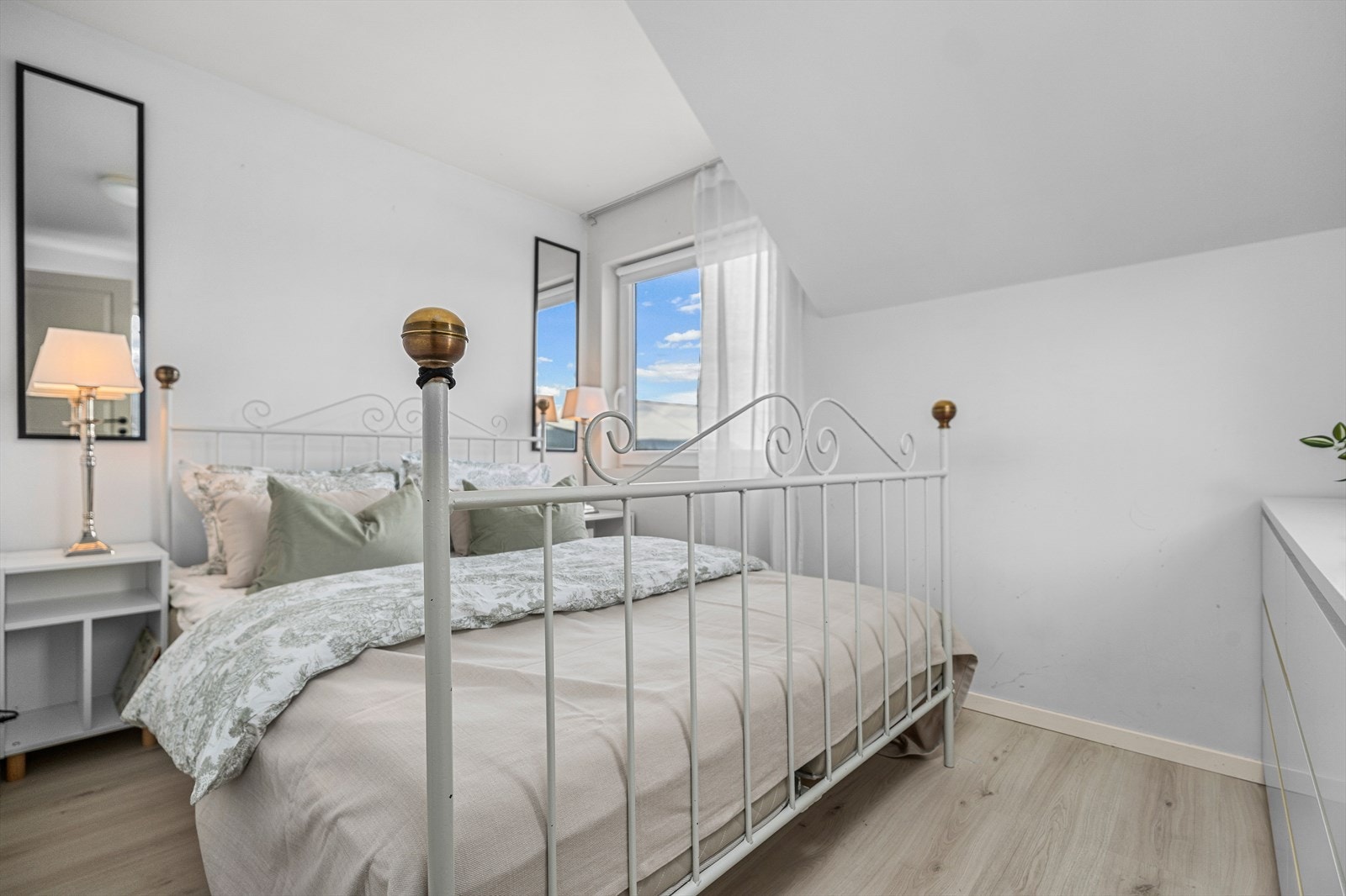 Romslig soverom på 8m² med beliggenhet på loftet. Soverommet ligger i direkte tilknytning til gang og walk-in garderobe. Galleribilde