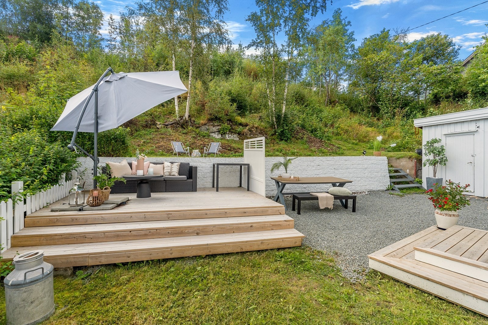 I forbindelse med oppgraderingene på uteområdet ble det satt opp en solrik platting. Galleribilde