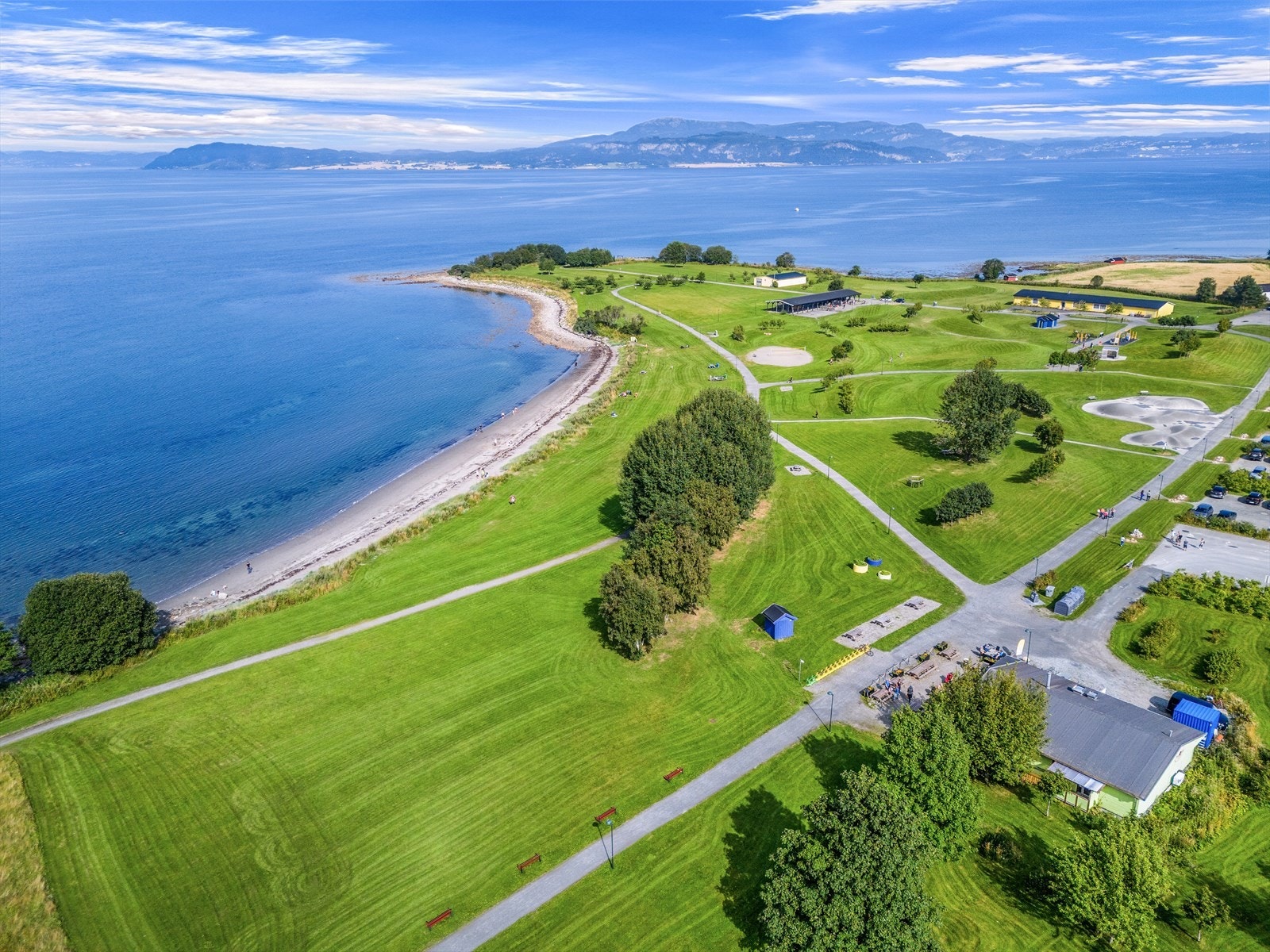 En kort biltur unna ligger også Midtsandtangen. Området var tidligere militærleir, og ble sikret som statlig friluftsområde i 2005. Midtsandtangen er blitt rehabilitert for at alle skal kunne benytte seg av det populære tur- og badeområdet. Galleribilde