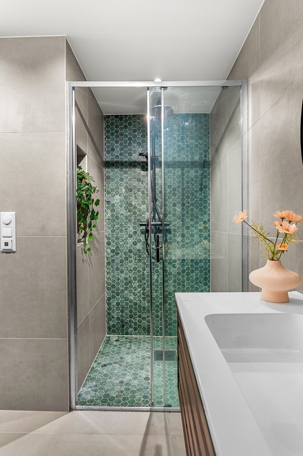 Badet ble renovert i 2023 og fremstår i pen stand. Takstmann har gitt badene totalvurdering TG0. Galleribilde