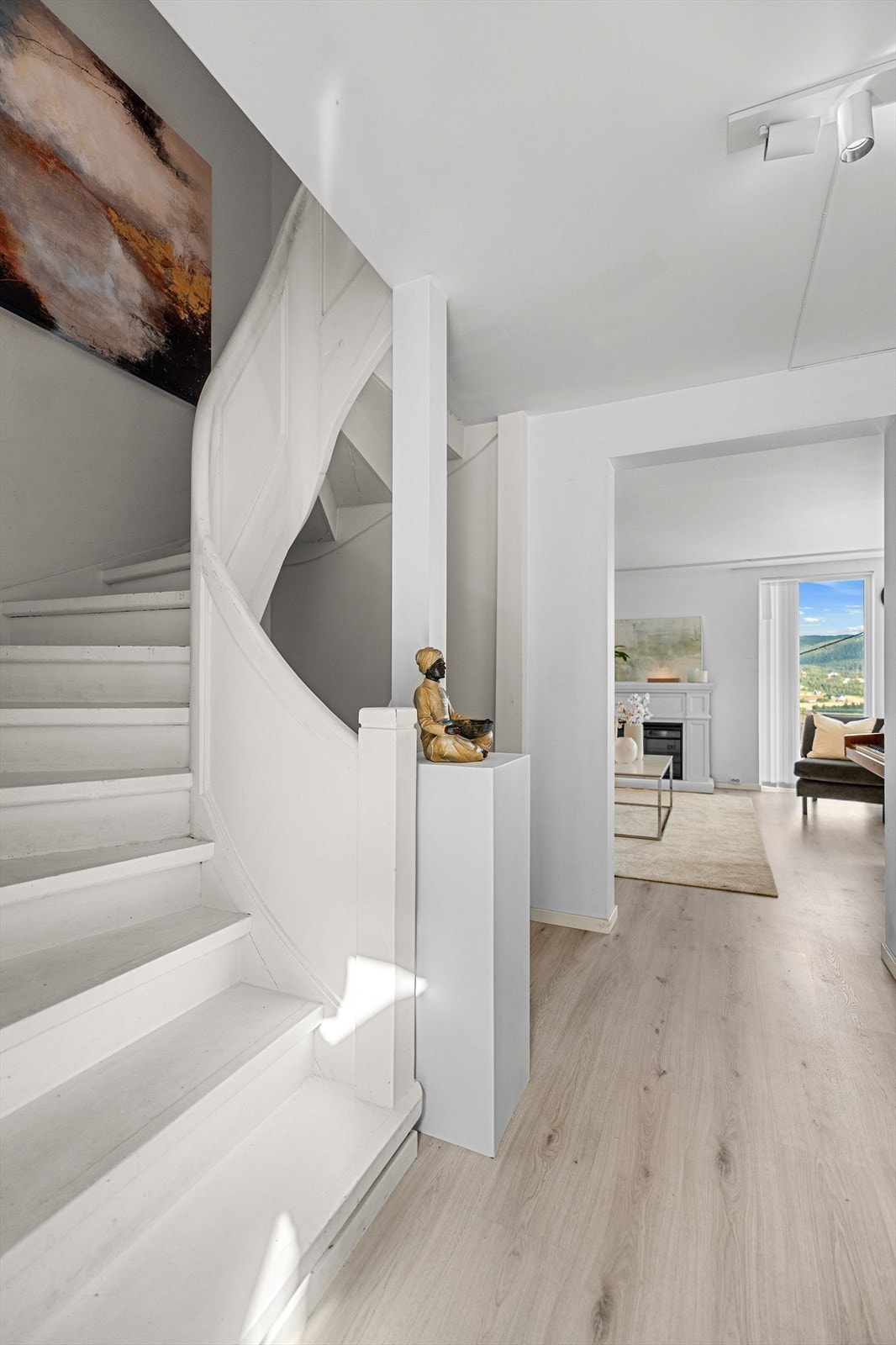 Boligen har en lekker entre på 10,5m² i tilknytning til trappeløp og stue. Her får du plass til oppbevaring av sko og yttertøy etter eget ønske. Galleribilde