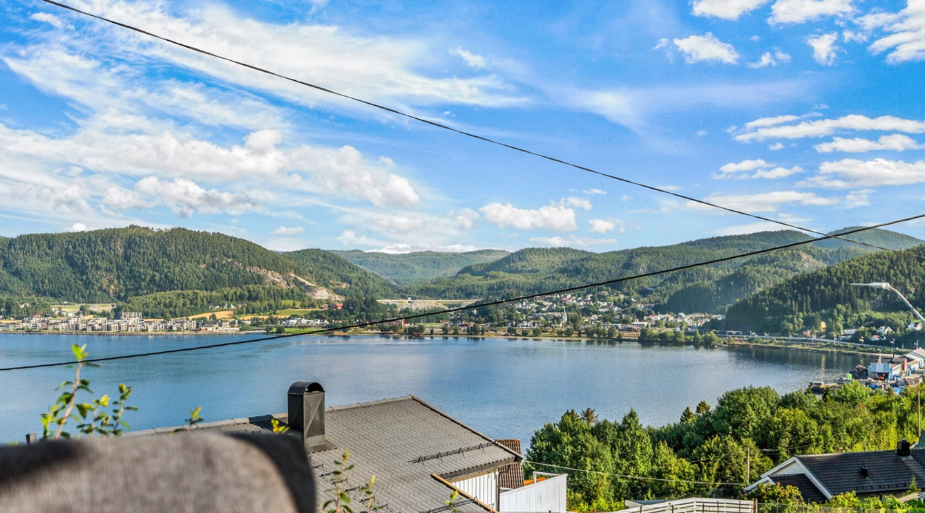 Med boligens lekre og ettertraktete beliggenhet får du fantastisk utsikt over både fjord og mark. Galleribilde