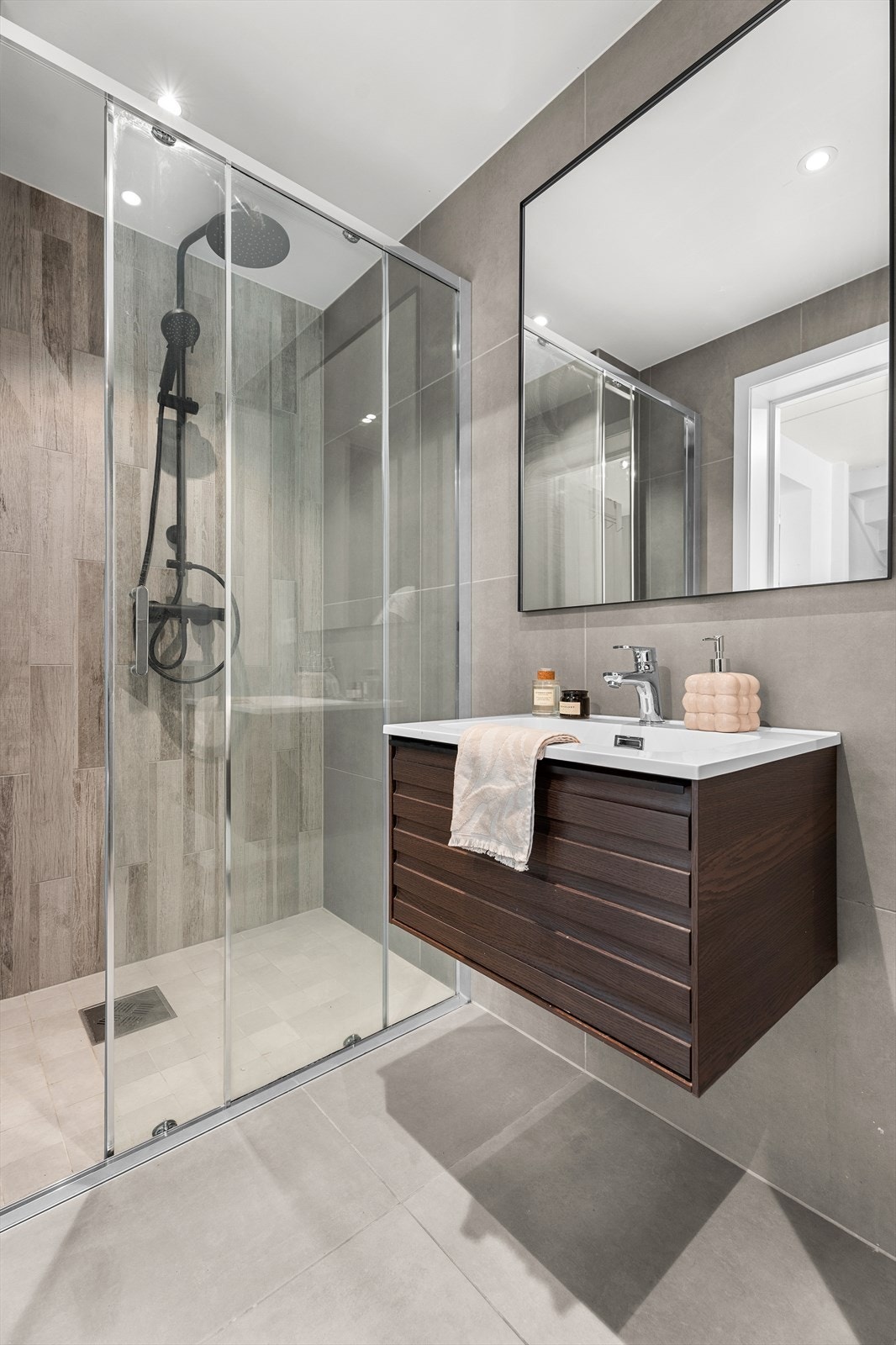 Badet ble renovert i samme tid som badet på loftet i 2023. Galleribilde