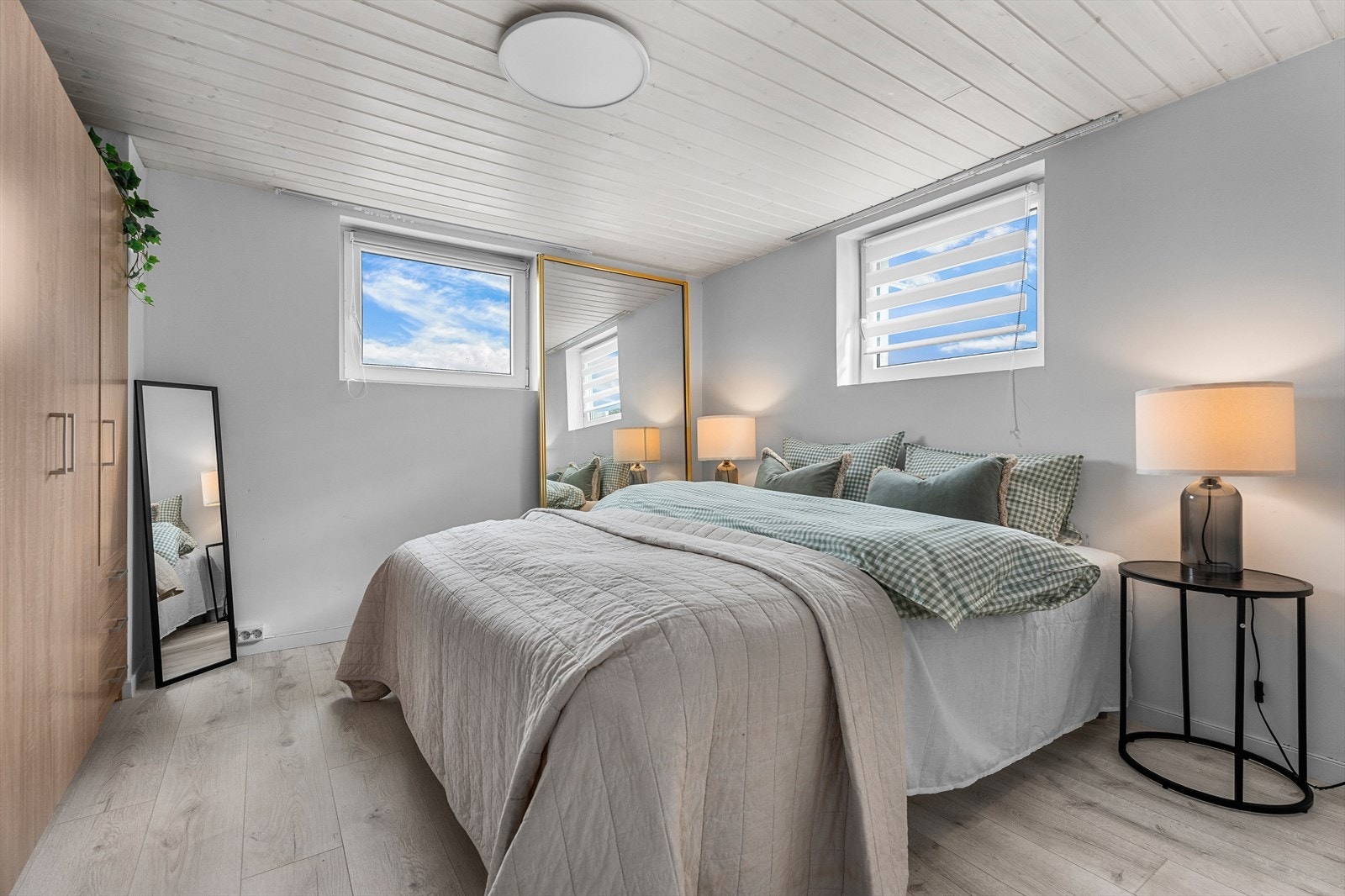 I kjelleren får du et soverom av god størrelse på 10,5m². Det byr på gode møblerings- og oppbevaringsmuligheter. Galleribilde