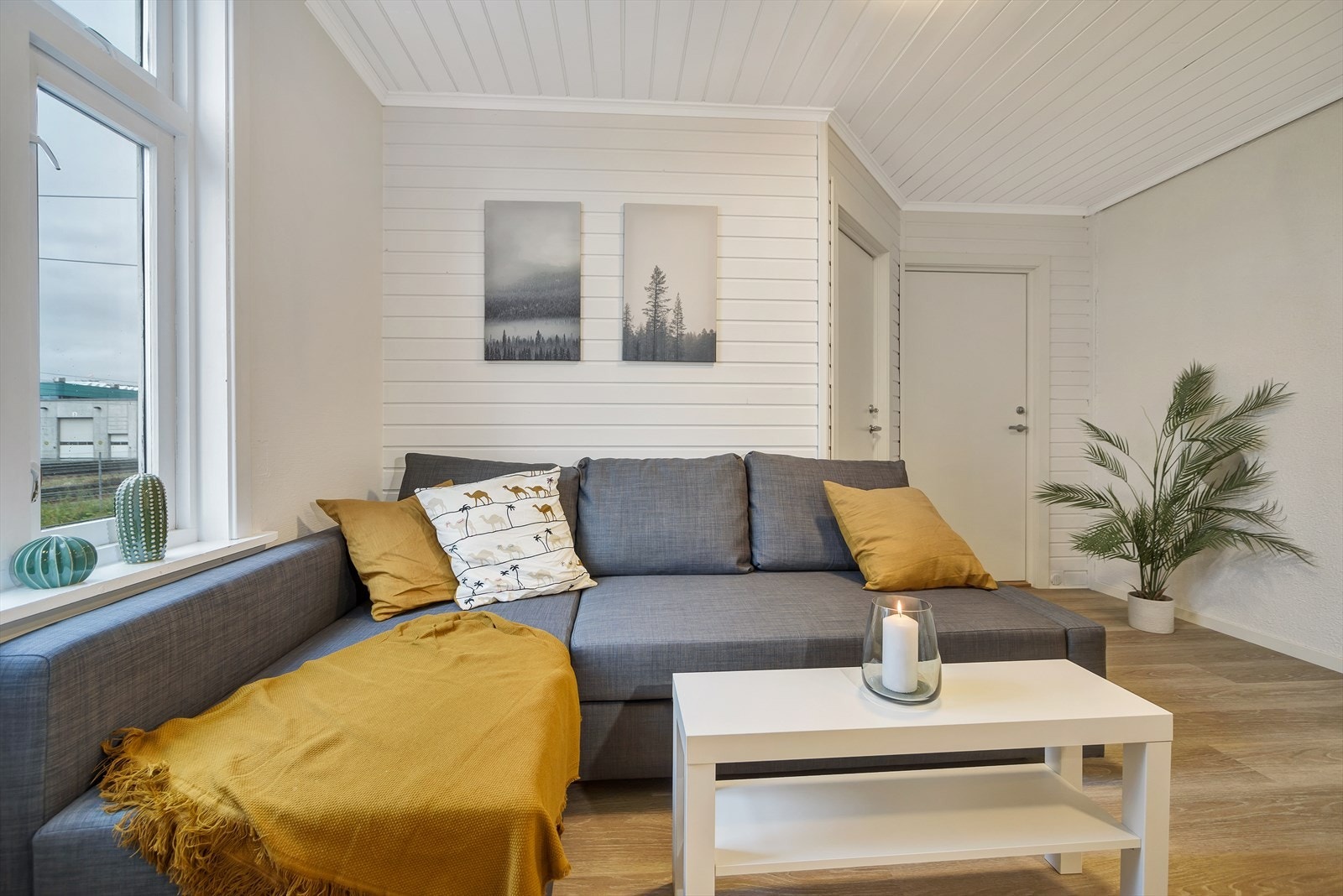 Leiligheten er totalt 71m² og byr på en delvis åpen løsning mellom stue- og kjøkken, 4 soverom av god størrelse og et flislagt bad. Galleribilde