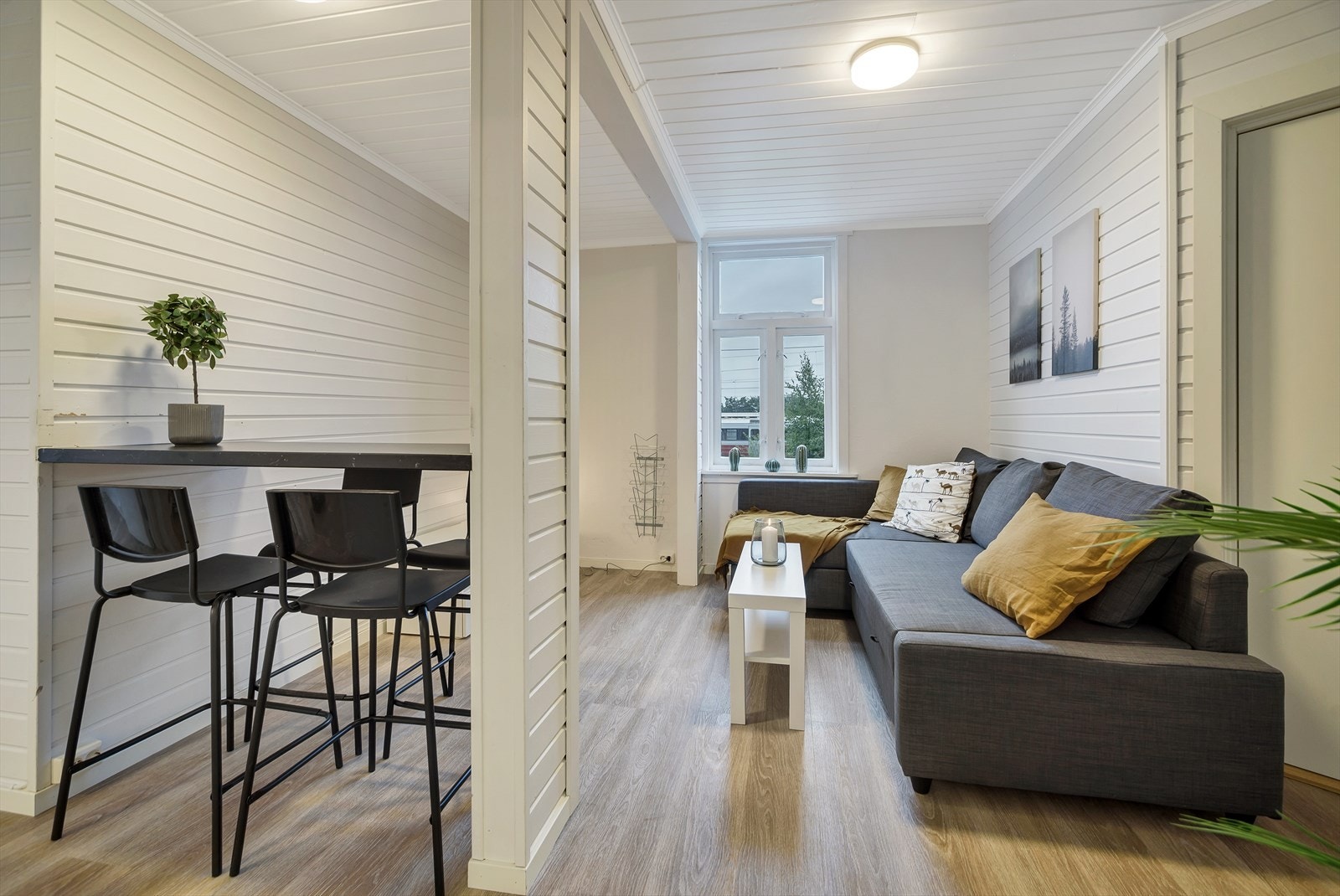 Leilighetens overflater er oppgradert i 2022, renovert bad fra 2022, innlagt ny strøm i 2021/2022 og nye vinduer i 2023. Galleribilde