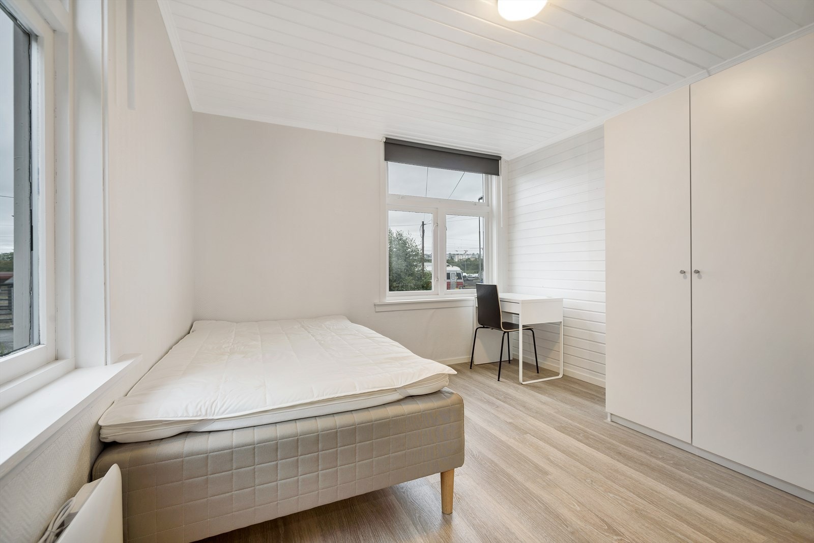 Soverommet byr på gode møbleringsmuligheter med garderobe, seng og kontorpult etter eget ønske. Galleribilde