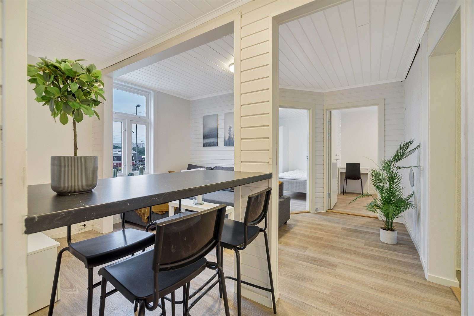 Leiligheten har gjennomgående generøse vindusflater som ble skiftet i 2023. Galleribilde