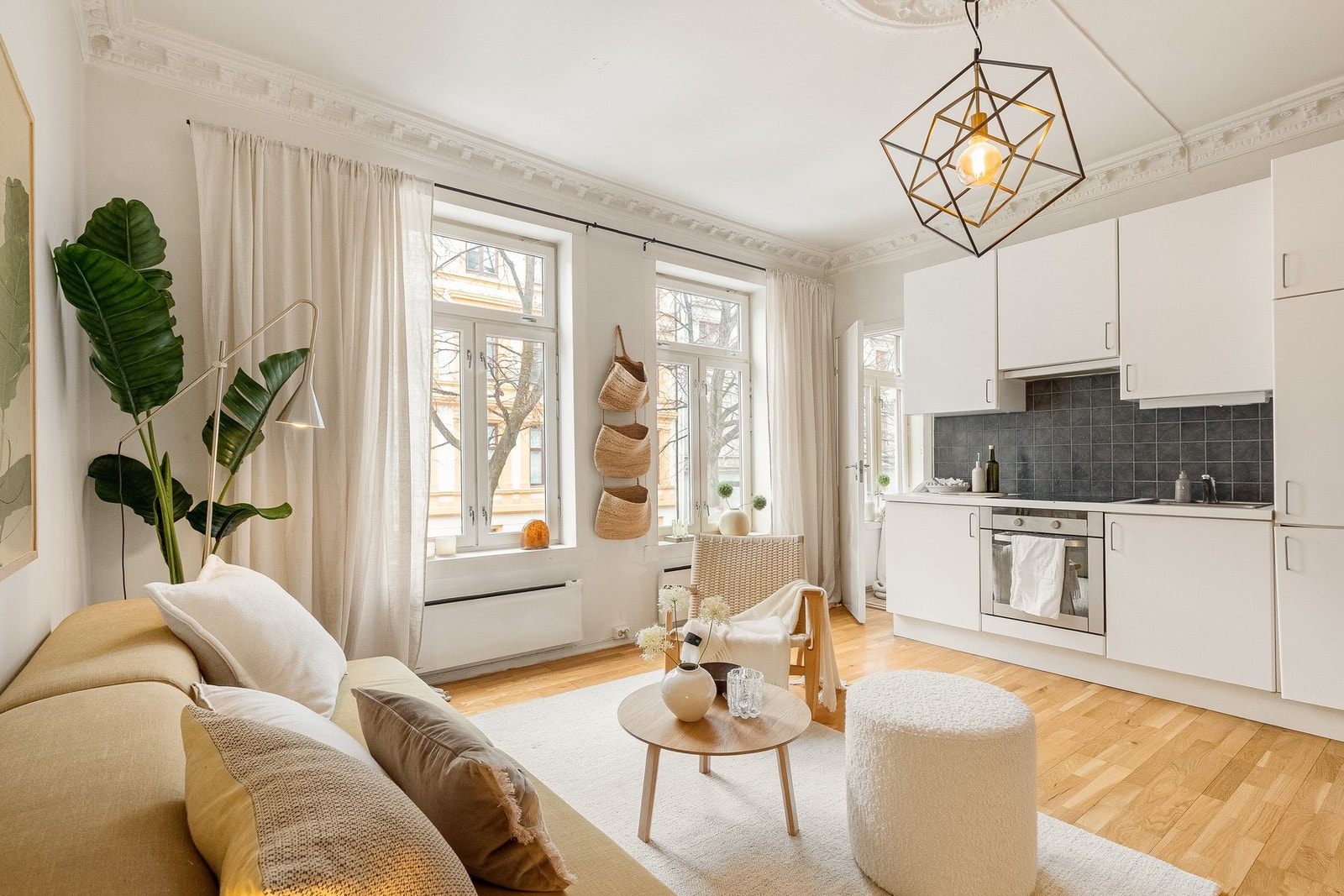 Lys og attraktiv selveierleilighet med klassiske detaljer. Galleribilde