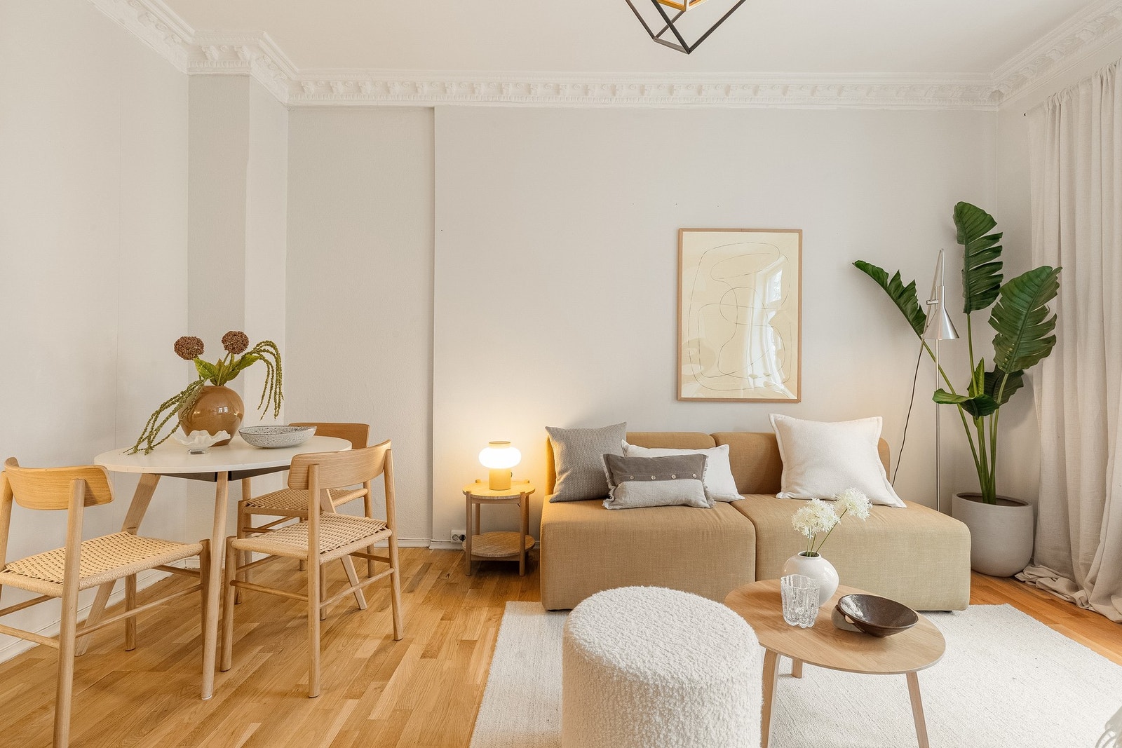 Luftig oppholdsrom som kan innredes med flere soner. Galleribilde