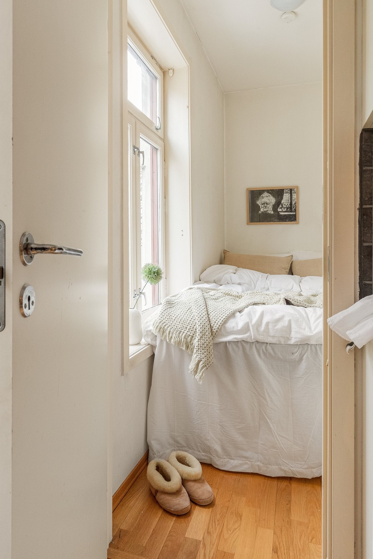 Stort vindu med brede vinduskarmer, vendt mot en rolig og lite trafikkert gate, gir rikelig med naturlig lys og en luftig atmosfære. Galleribilde